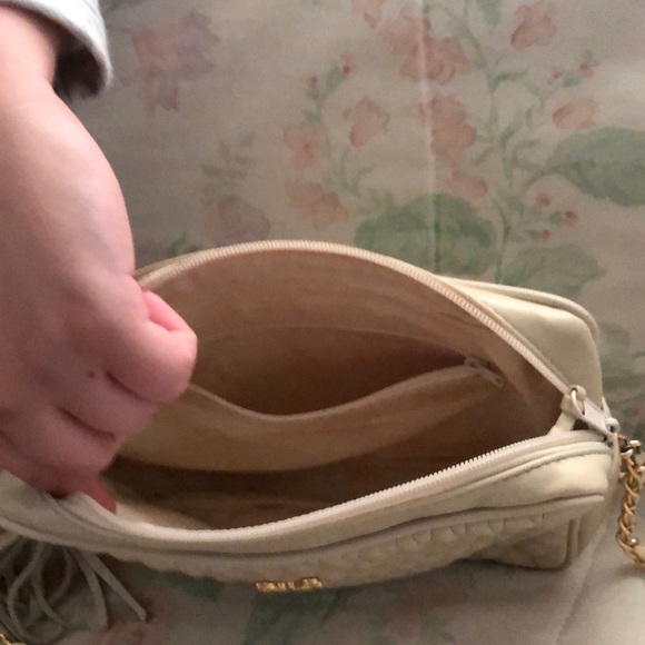 Cream with gold chain evening bag. - Picture 2 of 4